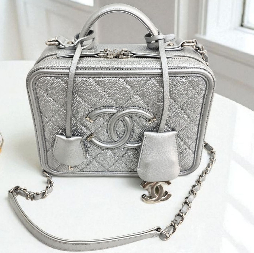 ✨️Excellent Condition Authentic CHANEL Silver Caviar Leather MEDIUM Vanity Bag - Picture 13 of 16